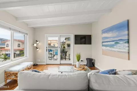 Living - 1308 Devon Ln, Ventura, CA 93001 photo 2 of 5