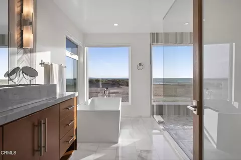 Bath - 3349 Ocean Dr, Oxnard, CA 93035 photo 1 of 10