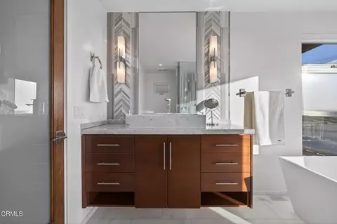 Bath - 3349 Ocean Dr, Oxnard, CA 93035 photo 2 of 10