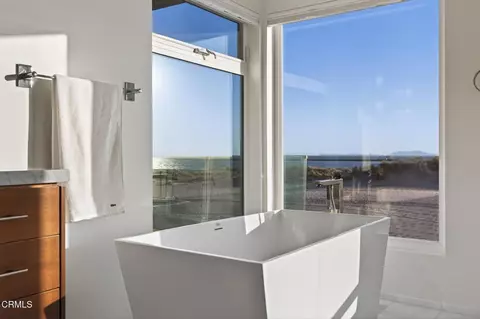 Bath - 3349 Ocean Dr, Oxnard, CA 93035 photo 3 of 10