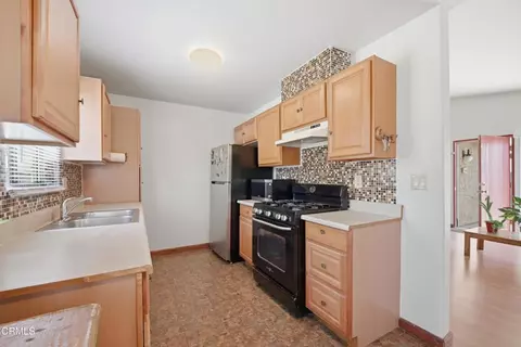 Kitchen - 5154 Jefferson Sq, Oxnard, CA 93033 photo 2 of 3