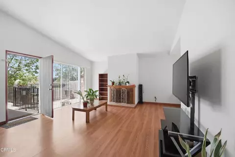 Living - 5154 Jefferson Sq, Oxnard, CA 93033 photo 4 of 5