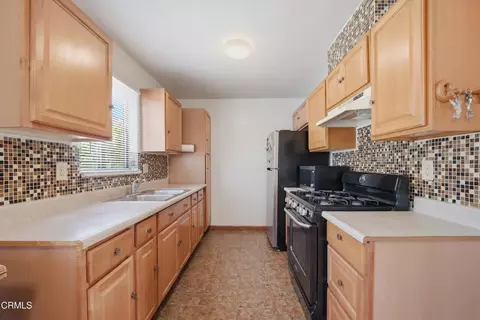 Kitchen - 5154 Jefferson Sq, Oxnard, CA 93033 photo 1 of 3