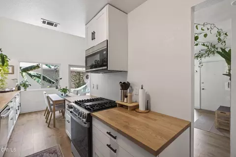 Kitchen - 262 W Vineyard Ave, Oxnard, CA 93036 photo 5 of 6