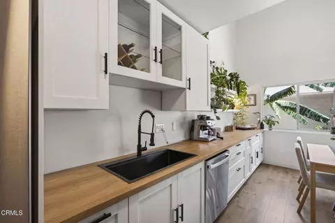 Kitchen - 262 W Vineyard Ave, Oxnard, CA 93036 photo 2 of 6