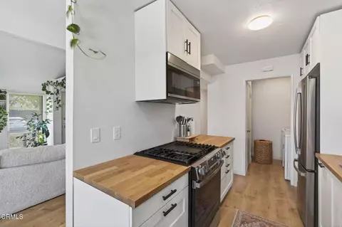 Kitchen - 262 W Vineyard Ave, Oxnard, CA 93036 photo 6 of 6