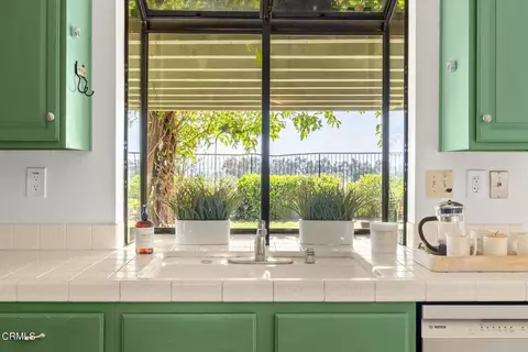 Kitchen - 847 Hedyland Ct, Moorpark, CA 93021 photo 2 of 2