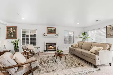 Living - 833 Dunes St, Oxnard, CA 93035 photo 2 of 3