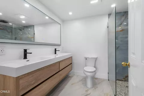 Bath - 3960 W Hemlock St, Oxnard, CA 93035 photo 2 of 3