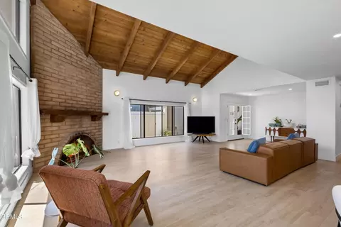 Living - 3960 W Hemlock St, Oxnard, CA 93035 photo 1 of 2