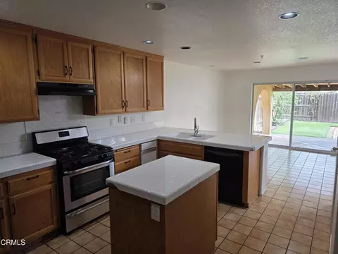 Kitchen - 1711 Florentina Dr, Oxnard, CA 93030 photo 3 of 4