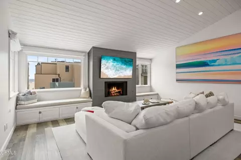 Living - 3908 Ocean Dr, Oxnard, CA 93035 photo 1 of 4