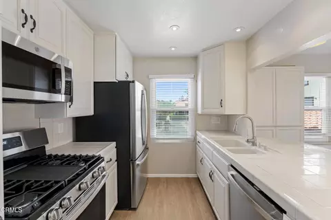 Kitchen - 2167 Martinique Ln, Oxnard, CA 93035 photo 3 of 5
