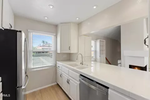 Kitchen - 2167 Martinique Ln, Oxnard, CA 93035 photo 2 of 5