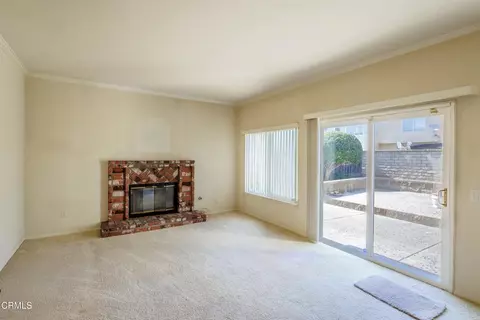 Living - 2011 Lennox Ct, Oxnard, CA 93030 photo 3 of 5