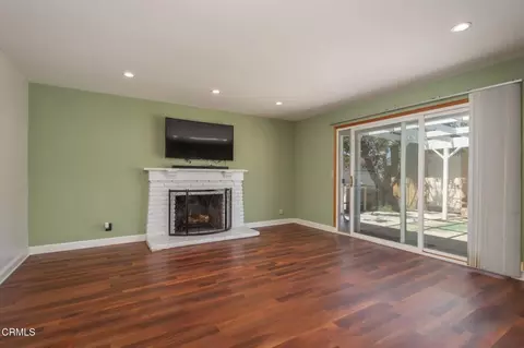 Living - 2207 Mariposa St, Oxnard, CA 93036 photo 3 of 4