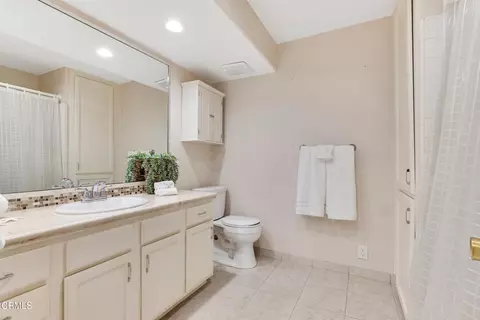 Bath - 5125 W Wooley Rd #5, Oxnard, CA 93035 photo 1 of 2