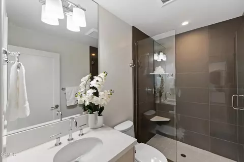 Bath - 4010 Romany Dr, Oxnard, CA 93035 photo 4 of 5