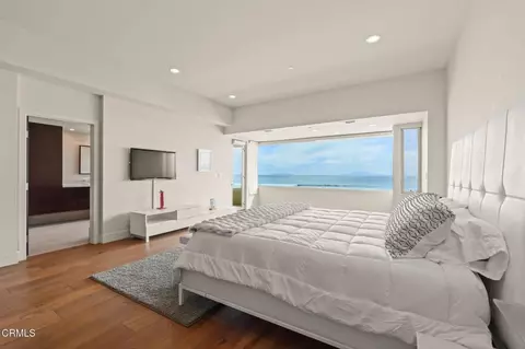 Bedroom - 827 Mandalay Beach Rd, Oxnard, CA 93035 photo 3 of 6