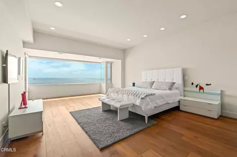 Bedroom - 827 Mandalay Beach Rd, Oxnard, CA 93035 photo 1 of 6