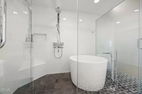 Bath - 2350 Monaco Dr, Oxnard, CA 93035 photo 2 of 3