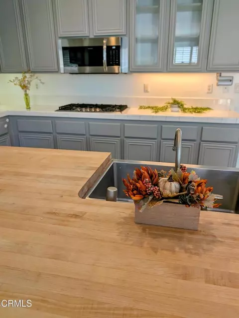 Kitchen - 417 Spring Park Rd, Camarillo, CA 93012 photo 2 of 3