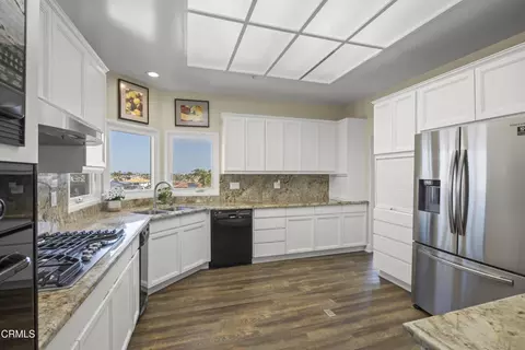 Kitchen - 4252 Harbour Island Ln, Oxnard, CA 93035 photo 3 of 5