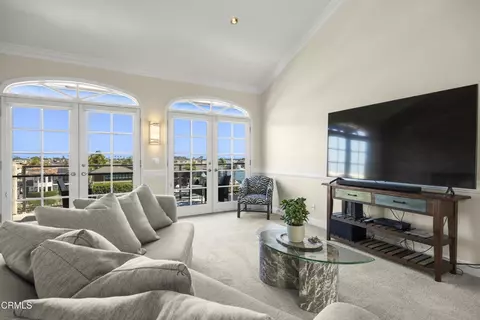 Living - 4252 Harbour Island Ln, Oxnard, CA 93035 photo 3 of 4