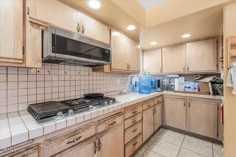 Kitchen - 1600 Holly Ave, Oxnard, CA 93036 photo 6 of 6