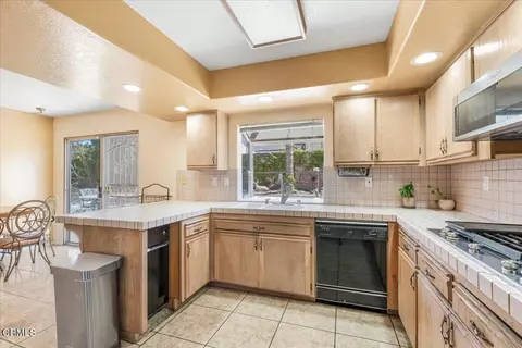 Kitchen - 1600 Holly Ave, Oxnard, CA 93036 photo 5 of 6