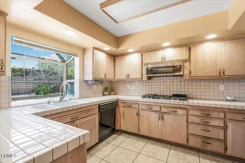 Kitchen - 1600 Holly Ave, Oxnard, CA 93036 photo 4 of 6