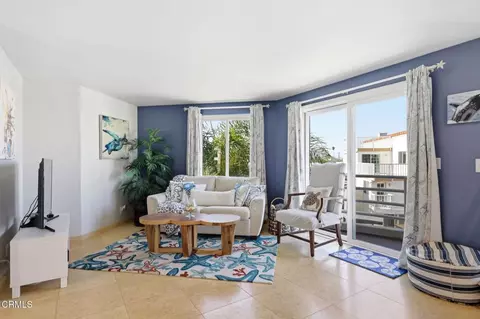 Living - 126 Malibu Ave, Oxnard, CA 93035 photo 2 of 5