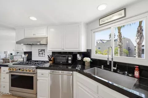 Kitchen - 126 Malibu Ave, Oxnard, CA 93035 photo 4 of 6
