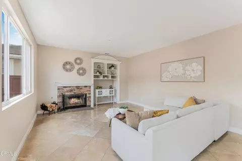 Living - 341 Huerta St, Oxnard, CA 93030 photo 2 of 3