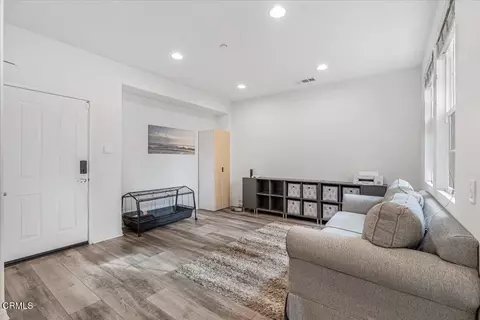 Entry Way - 3027 N Oxnard Blvd, Oxnard, CA 93036 photo 4 of 8