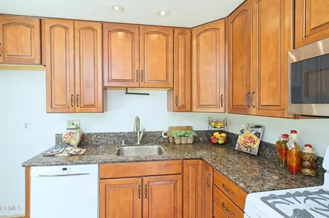 Kitchen - 610 Hillcrest Dr, Camarillo, CA 93012 photo 3 of 4