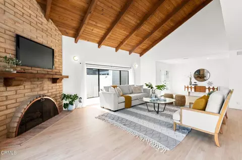 Living - 3960 W Hemlock St, Oxnard, CA 93035 photo 2 of 3
