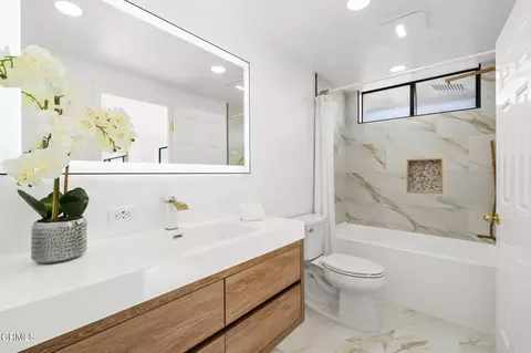 Bath - 3960 W Hemlock St, Oxnard, CA 93035 photo 4 of 4