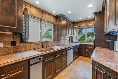 Kitchen - 5344 Seabreeze Way, Oxnard, CA 93035 photo 4 of 7