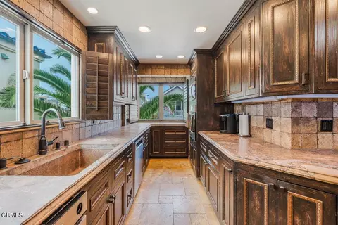 Kitchen - 5344 Seabreeze Way, Oxnard, CA 93035 photo 5 of 7