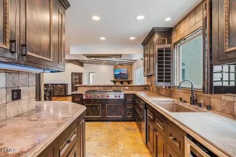 Kitchen - 5344 Seabreeze Way, Oxnard, CA 93035 photo 6 of 7