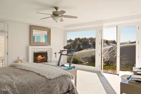 Bedroom - 1571 Mandalay Beach Rd, Oxnard, CA 93035 photo 2 of 7