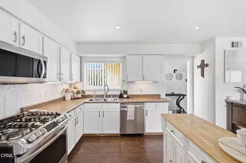 Kitchen - 2876 Dumetz St, Camarillo, CA 93010 photo 2 of 3