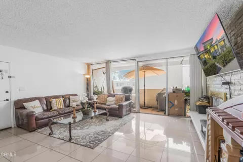 Living - 1331 Edgewood Way, Oxnard, CA 93030 photo 3 of 5