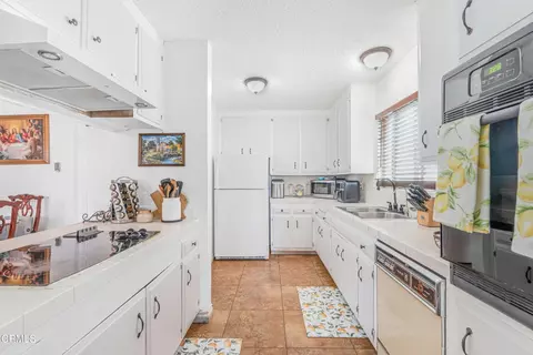 Kitchen - 1331 Edgewood Way, Oxnard, CA 93030 photo 2 of 4