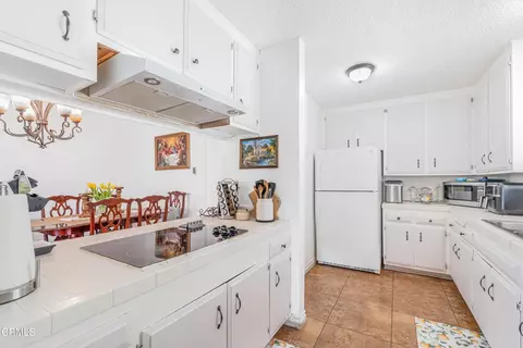 Kitchen - 1331 Edgewood Way, Oxnard, CA 93030 photo 3 of 4