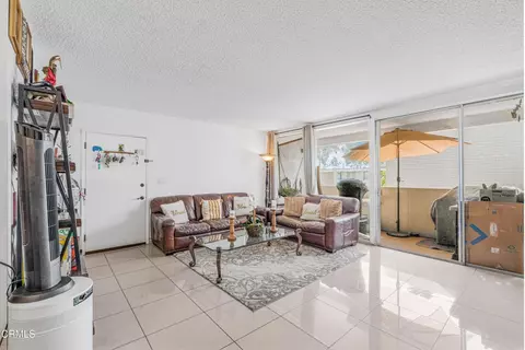Living - 1331 Edgewood Way, Oxnard, CA 93030 photo 4 of 5