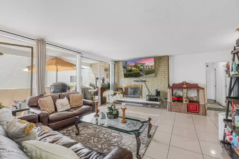 Living - 1331 Edgewood Way, Oxnard, CA 93030 photo 1 of 5