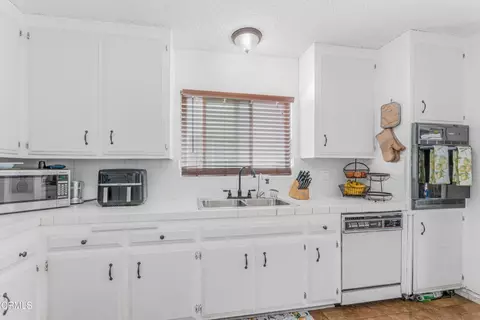 Kitchen - 1331 Edgewood Way, Oxnard, CA 93030 photo 4 of 4