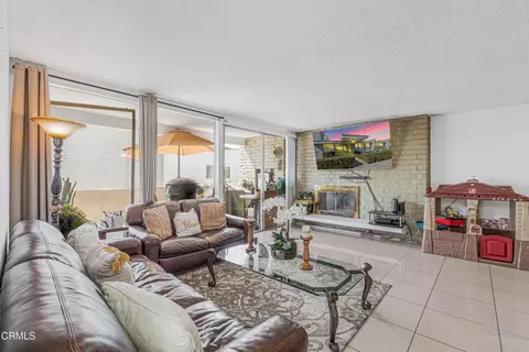 Living - 1331 Edgewood Way, Oxnard, CA 93030 photo 2 of 5